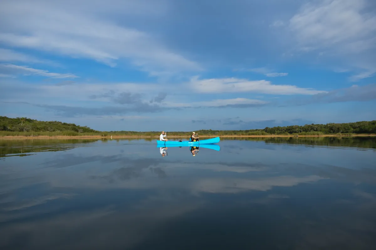 Punta Laguna & Cobá: pareja de esposos navegando en una lancha en Punta Laguna