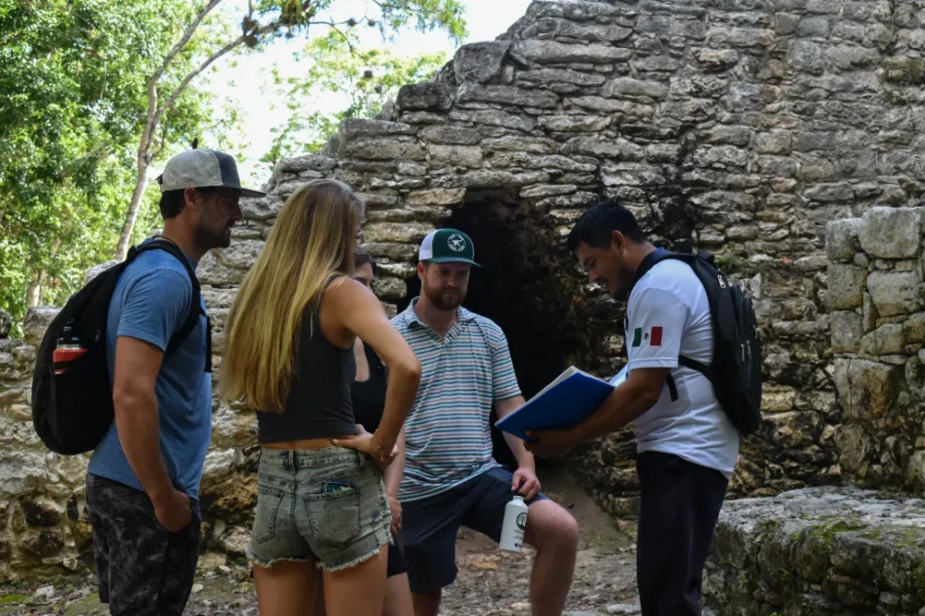 Miembro del equipo Eco Mayan Adventures apoyándooslo con información a turistas