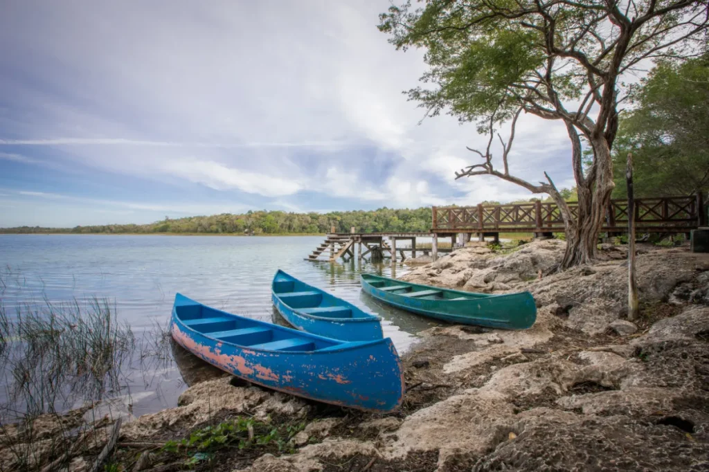 lanchas en la costa de punta laguna