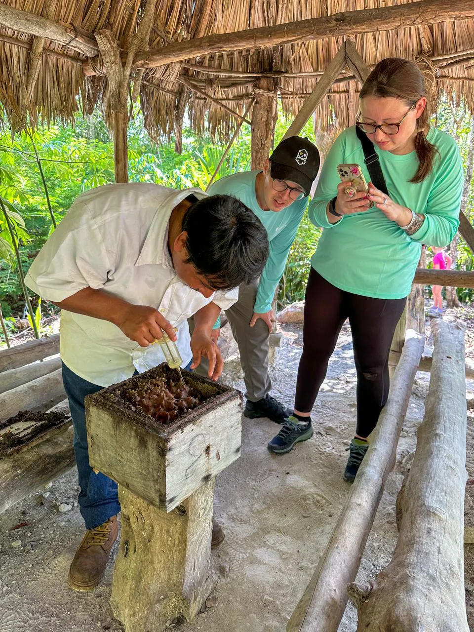 dos personas cocinando al estilo maya