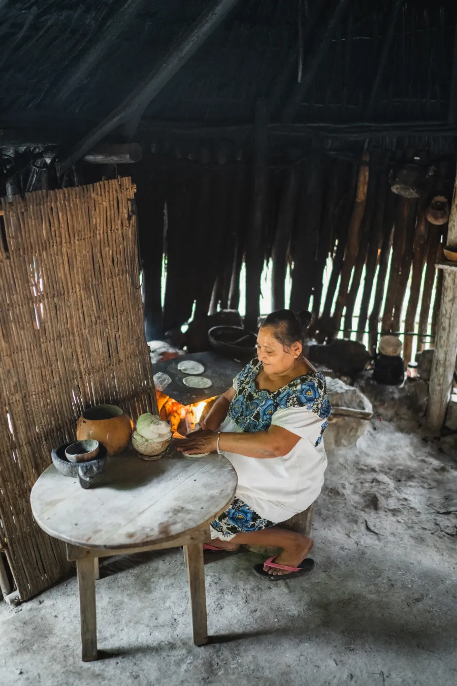 mujer maya haciendo tortillas